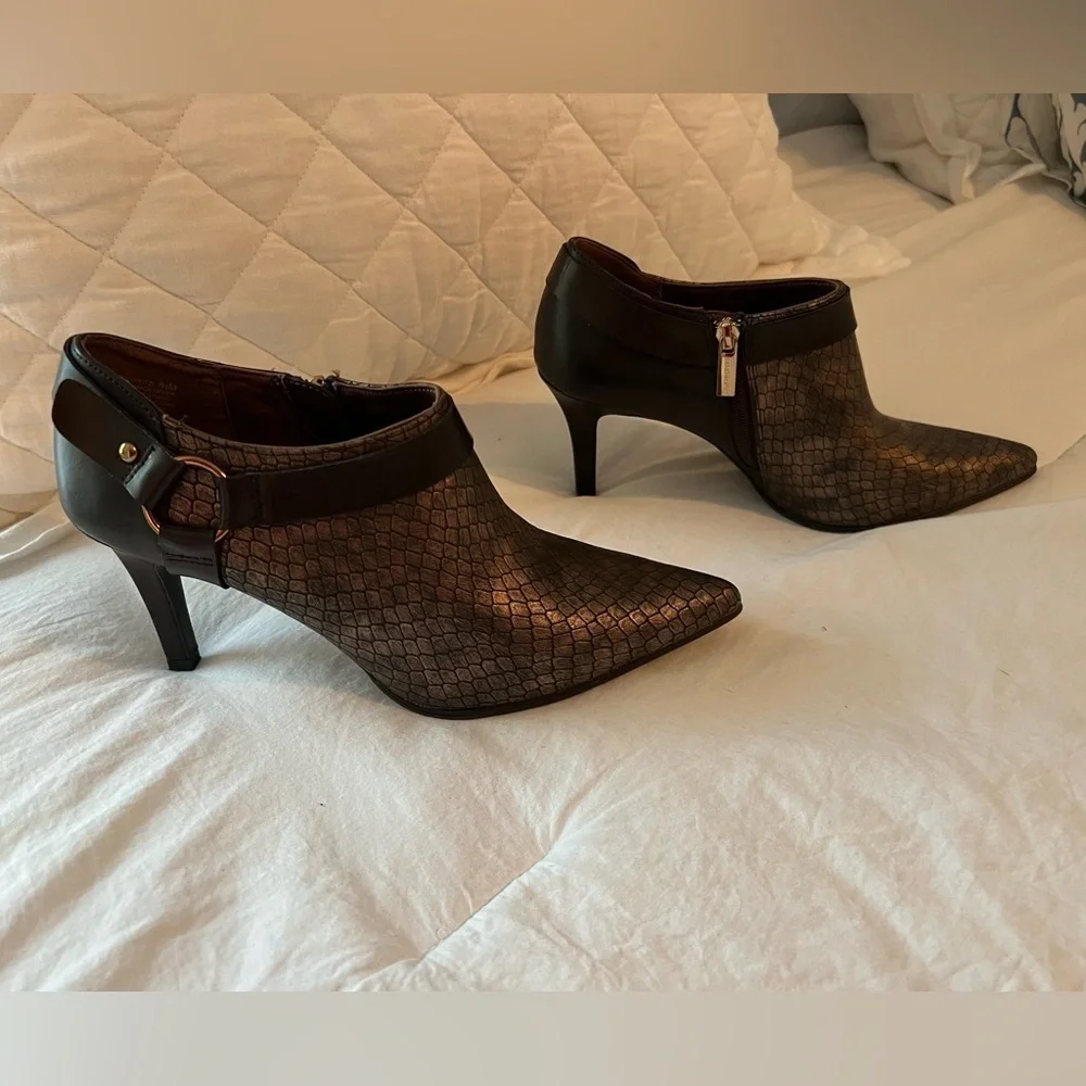 Bandolino Leather Heeled Bootie Brown  Animal Skin Pattern Gold Hardware Sz 8.5M - Picture 3 of 11